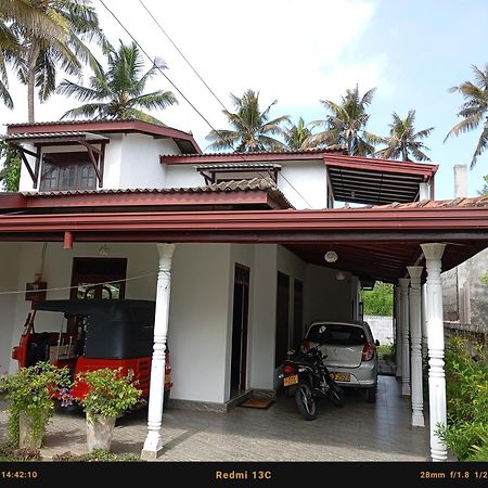 Southern Beach Surf Lodge Ahangama Exterior foto