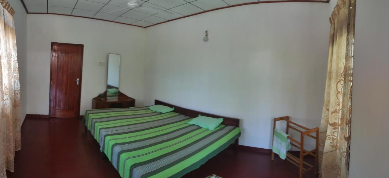 Southern Beach Surf Lodge Ahangama Exterior foto