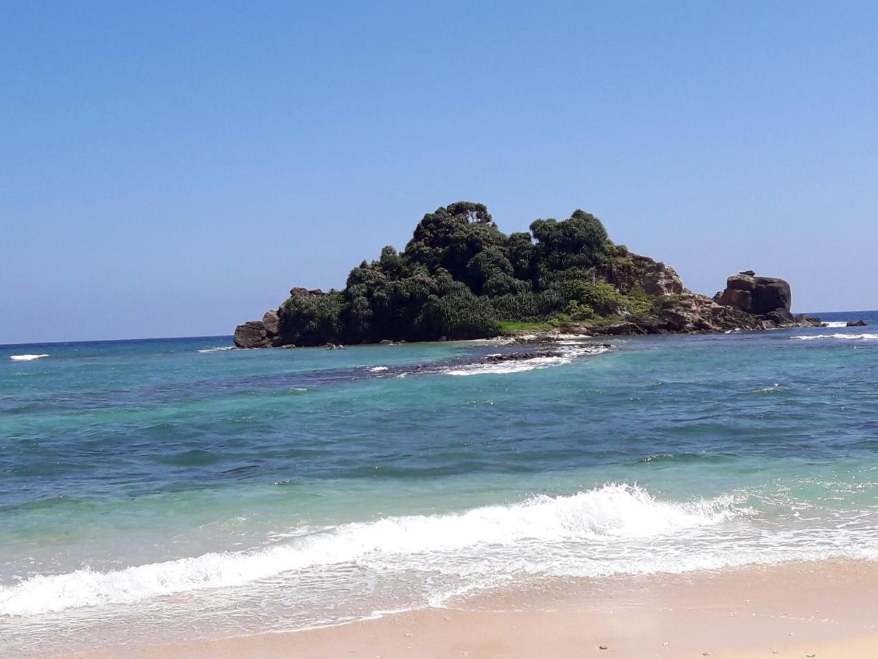 Southern Beach Surf Lodge Ahangama Exterior foto