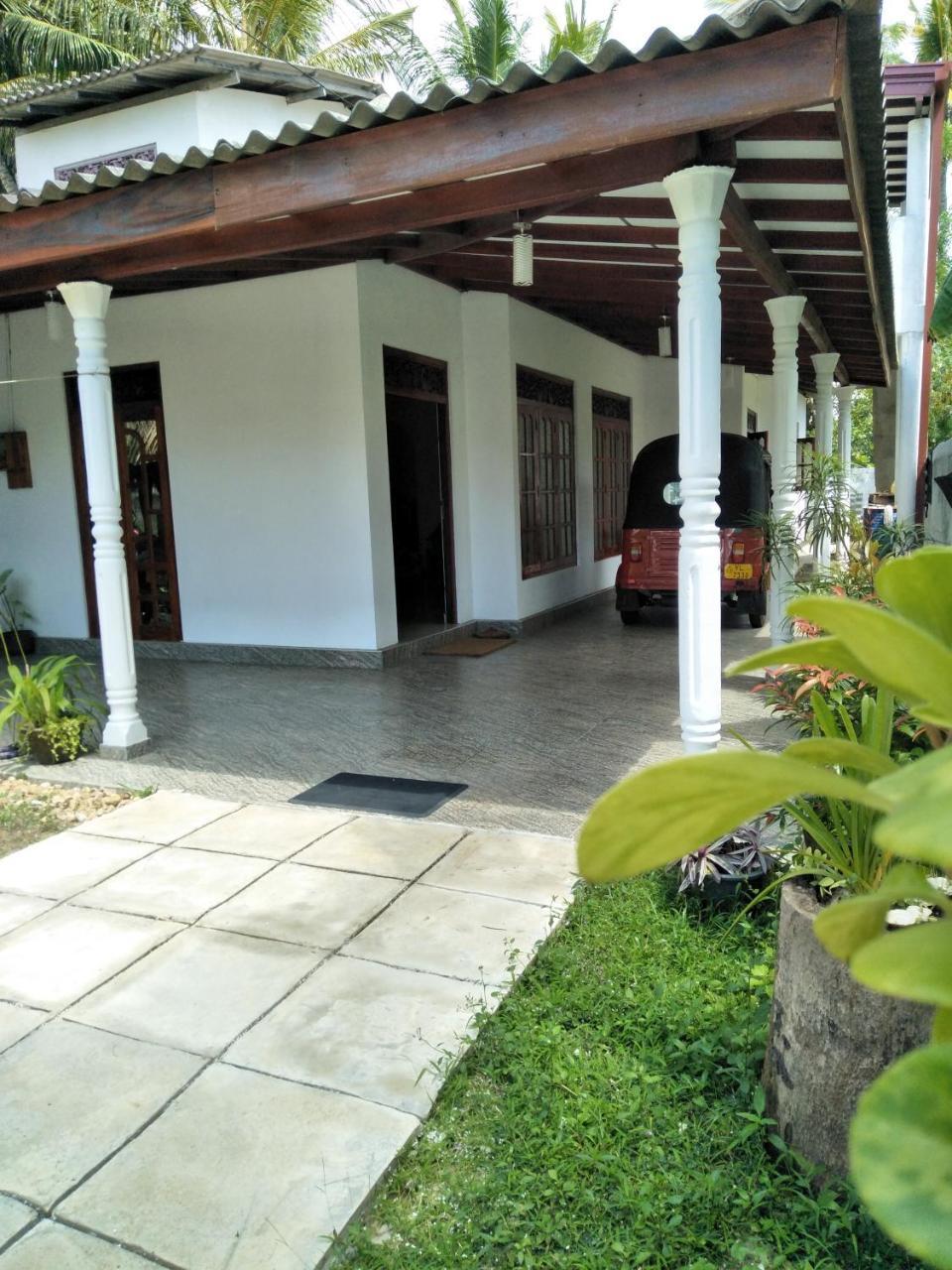 Southern Beach Surf Lodge Ahangama Exterior foto
