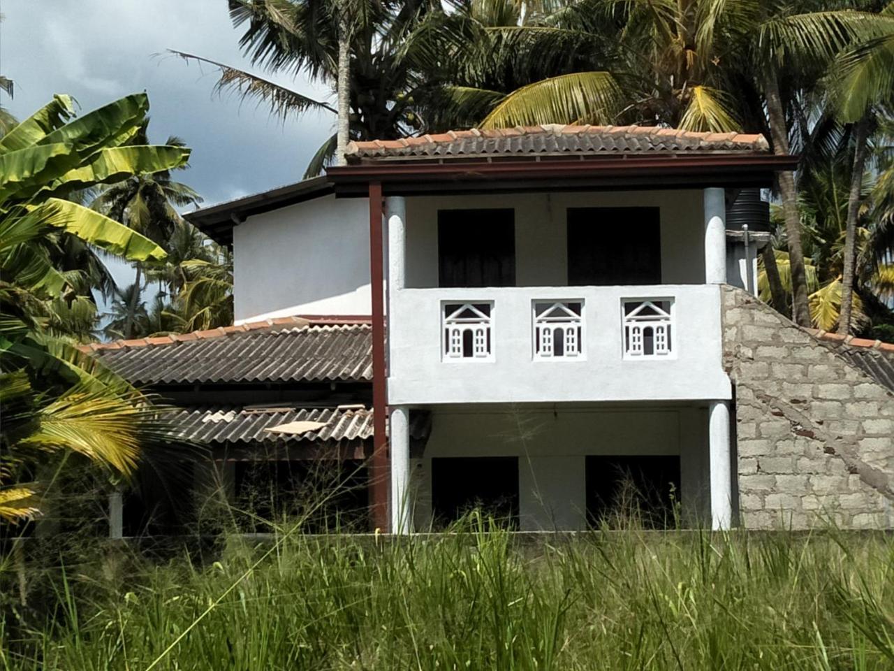 Southern Beach Surf Lodge Ahangama Exterior foto